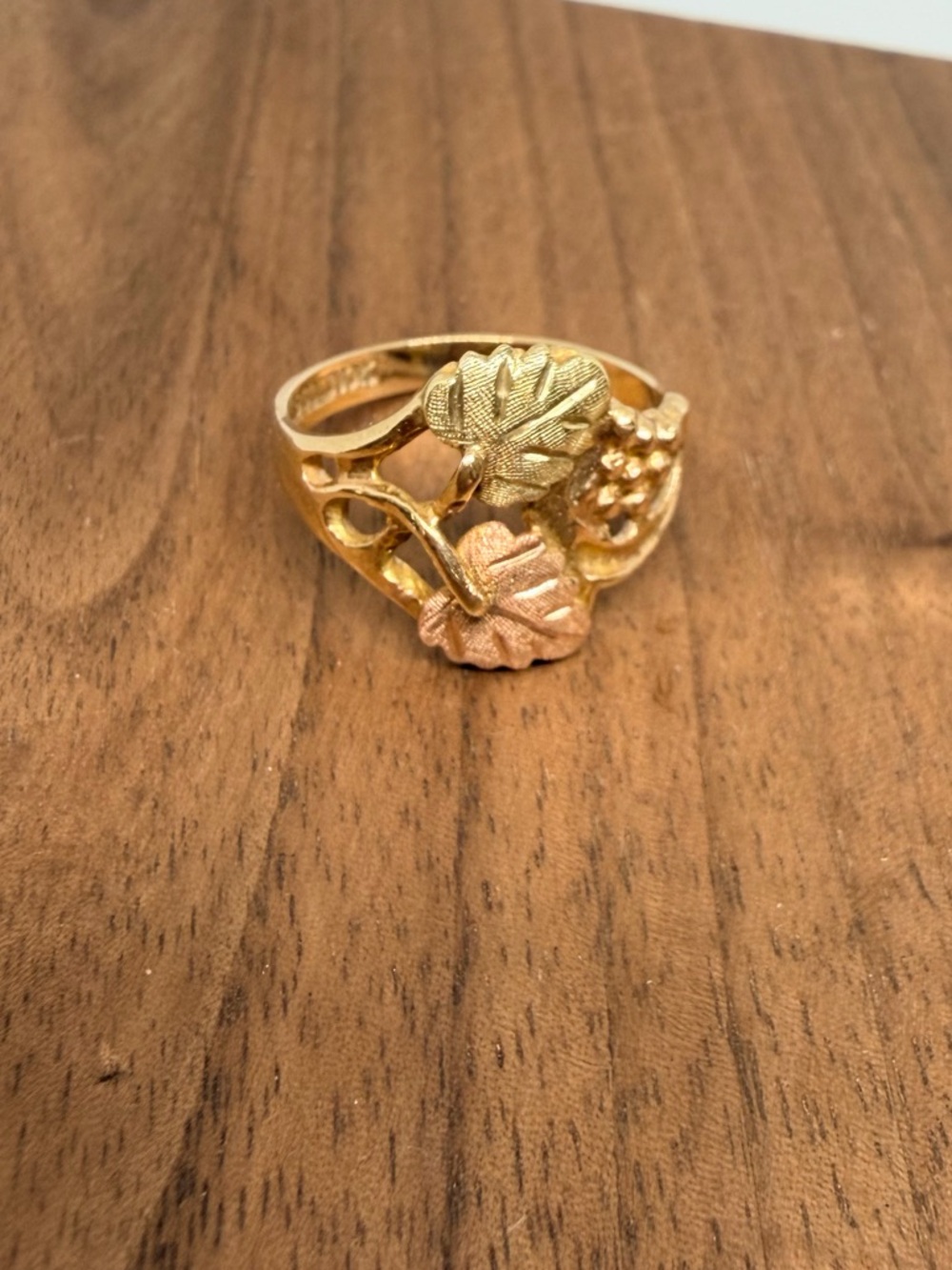 Vintage Black Hills Gold 10k Multi-Tone Leaf Ring  Grape Leaf Grapes Landstroms